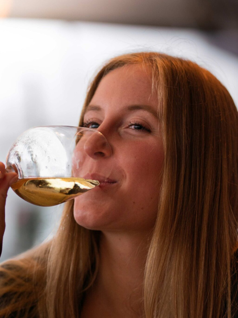 Eine Besucherin in unserem Restaurant in Köln genießt einen unserer speziell für sie ausgewählten Weine.